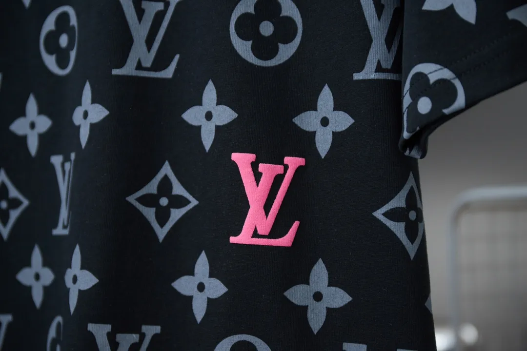 🅿️190 Louis LV 25ss new early spring short-sleeved short sleeves with full-bottom printed foam letters. Light luxury. A must-have item for men and women for daily commuting. Correct version. Welcome to compare. Detailed features · 320g 100% cotton double yarn jersey fabric · Digital direct-injection cloth dyeing and printing logo pattern · Color gradient LV letters three-dimensional foam · Double-needle stitching and cross-stitching technology · Original main mark, washable tag, brand moisture-proof paper packaging Color: black/white Size: S/M/L/XL